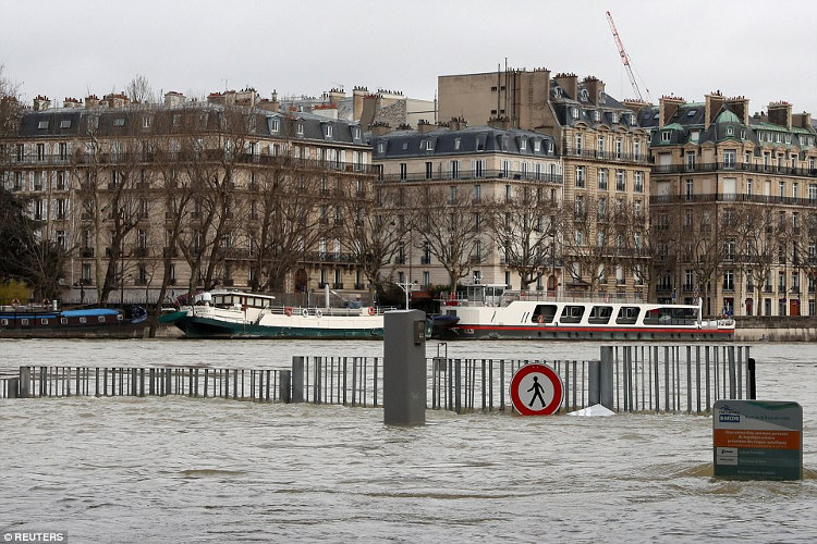 Picture 1 of Heavy rain continued, many ground floors in Paris disappeared