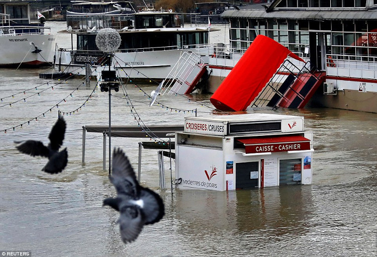 Picture 2 of Heavy rain continued, many ground floors in Paris disappeared