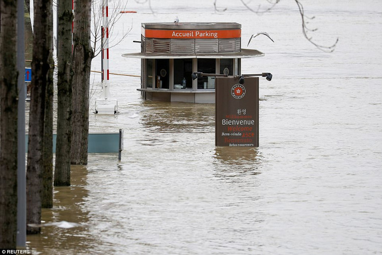 Picture 3 of Heavy rain continued, many ground floors in Paris disappeared