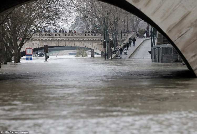 Picture 4 of Heavy rain continued, many ground floors in Paris disappeared