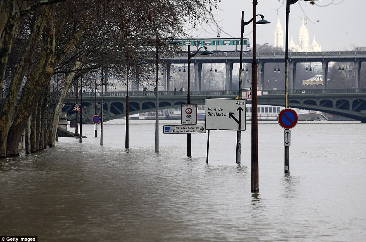 Picture 5 of Heavy rain continued, many ground floors in Paris disappeared