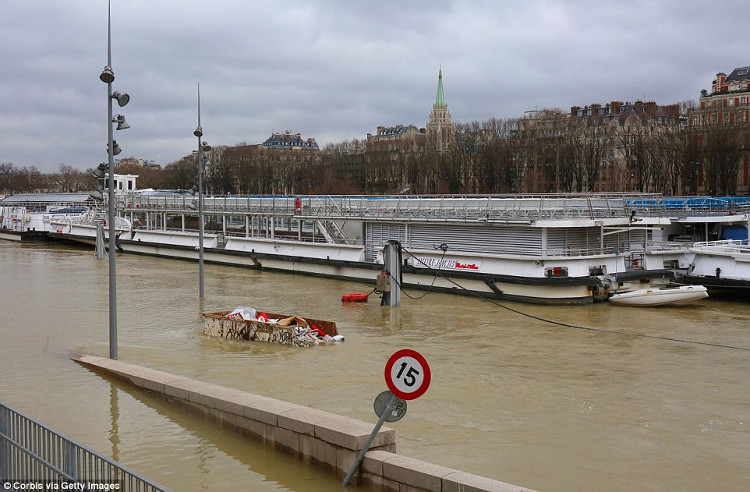 Picture 6 of Heavy rain continued, many ground floors in Paris disappeared