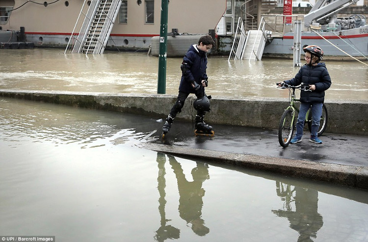 Picture 7 of Heavy rain continued, many ground floors in Paris disappeared