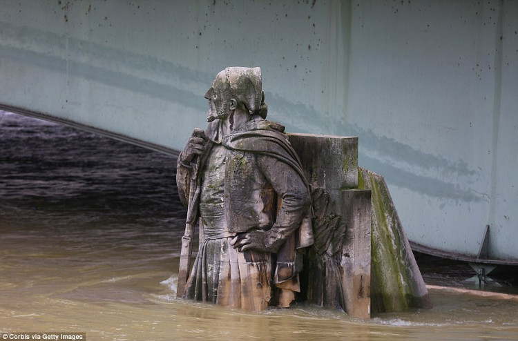 Picture 8 of Heavy rain continued, many ground floors in Paris disappeared