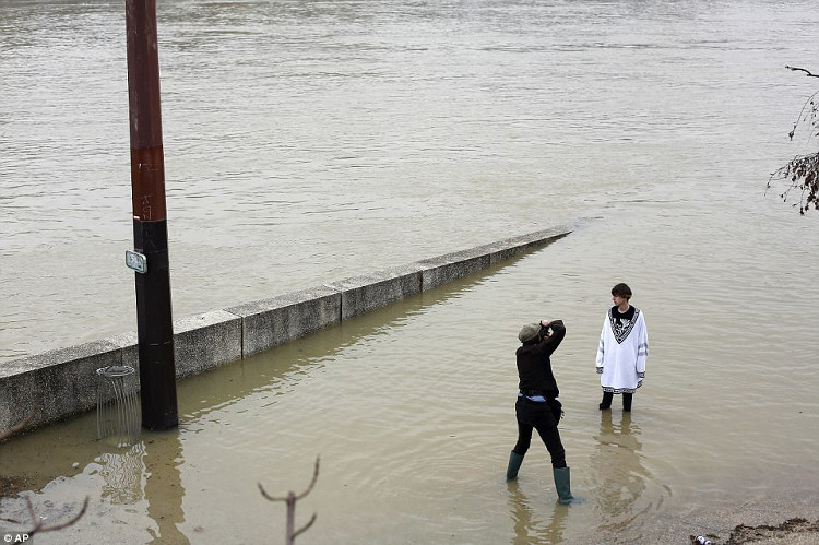Picture 9 of Heavy rain continued, many ground floors in Paris disappeared
