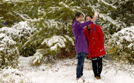 Picture 2 of Heavy snowfall on Chinese streets is unusually mid-autumn