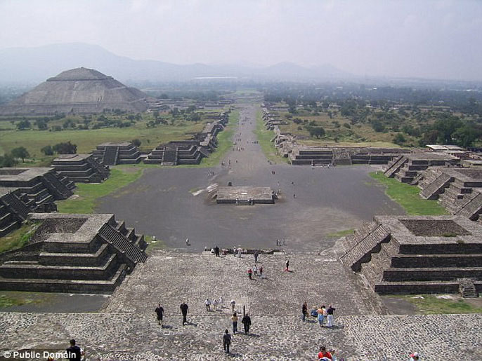 Picture 5 of 'Hell' full of heterogeneous remains under the moon pyramid