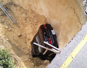 Picture 1 of Hell hole swallowed cars in America