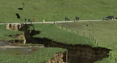 Picture 1 of Hell holes are as long as 2 football fields suddenly appear in New Zealand
