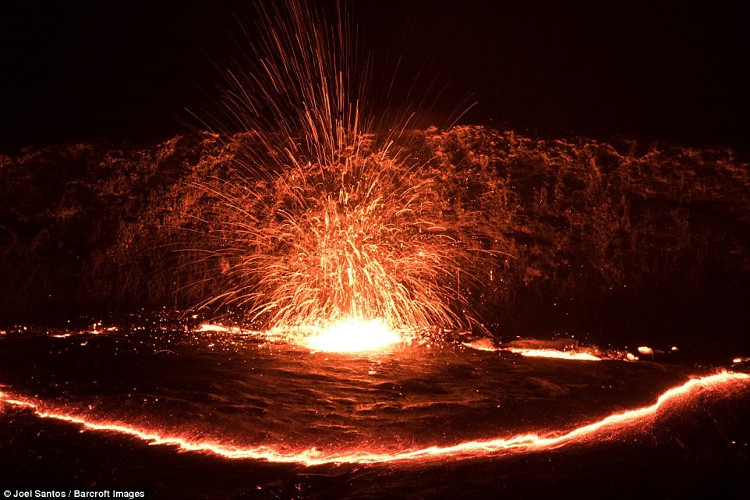 Picture 3 of 'Hell's Gate' in Ethiopia is filled with 7km long cracks