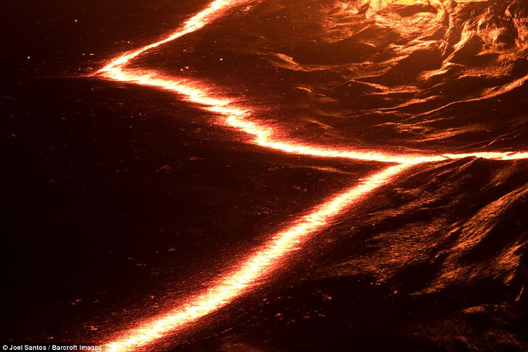 Picture 4 of 'Hell's Gate' in Ethiopia is filled with 7km long cracks