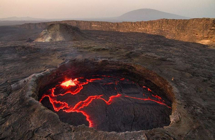 Picture 6 of 'Hell's Gate' in Ethiopia is filled with 7km long cracks