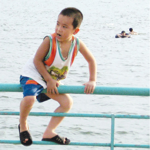 Picture 2 of Help your child prevent and respond to drowning accidents