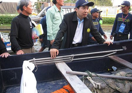 Hero of the crocodile scene in the flood in Thailand images 9