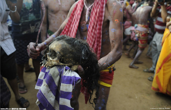 Picture 11 of Heroic grave digging for skulls for children