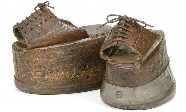 Picture 4 of High shoes up to 50cm: The standard of beautiful women in the Middle Ages