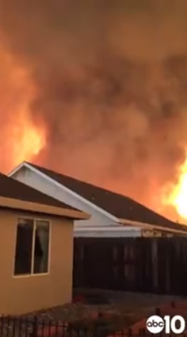 Picture 1 of High-altitude fire hoses of nearly 600m sweep through the American town