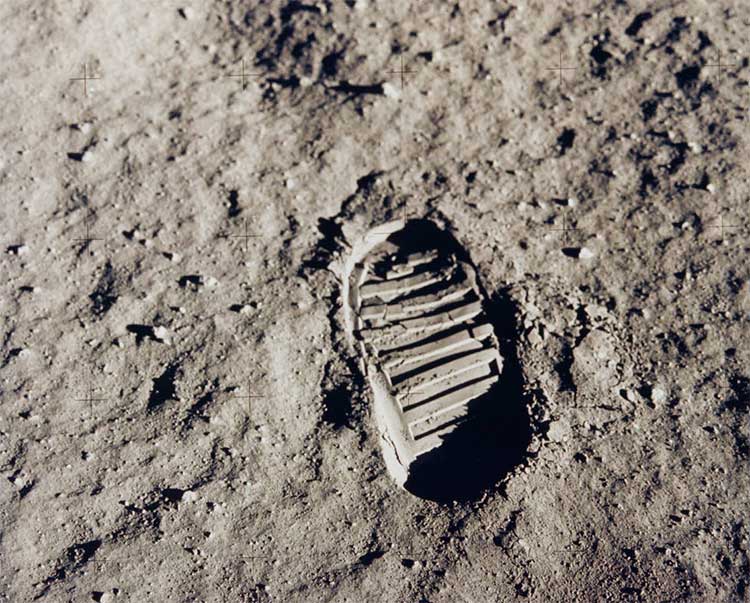 Picture 14 of Historical moments when people first set foot on the Moon