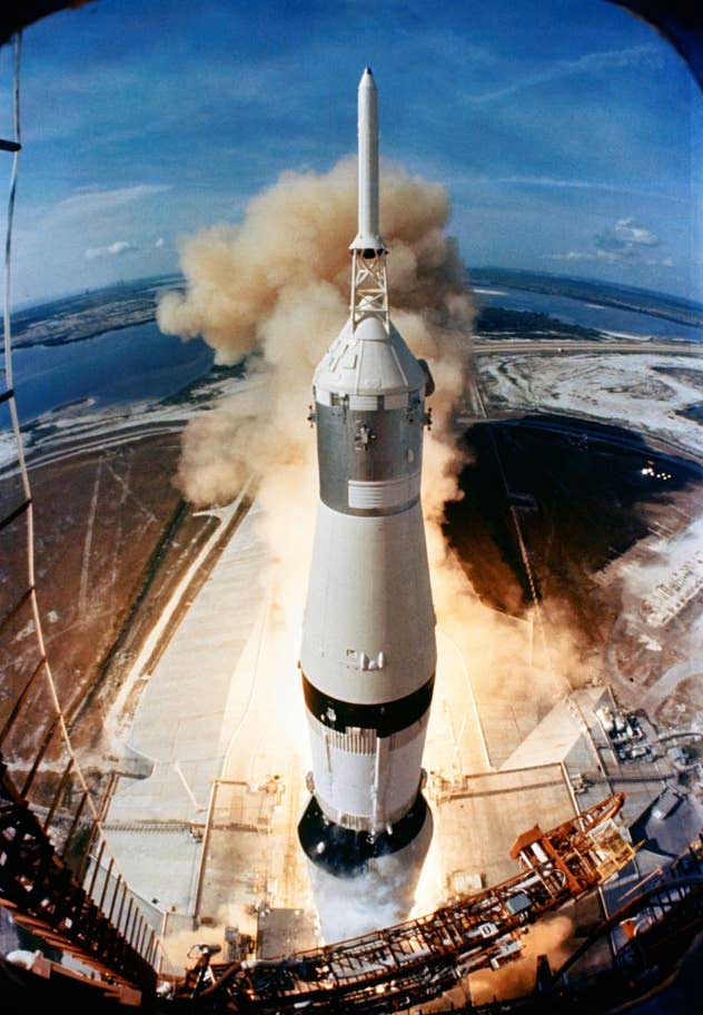 Picture 2 of Historical moments when people first set foot on the Moon