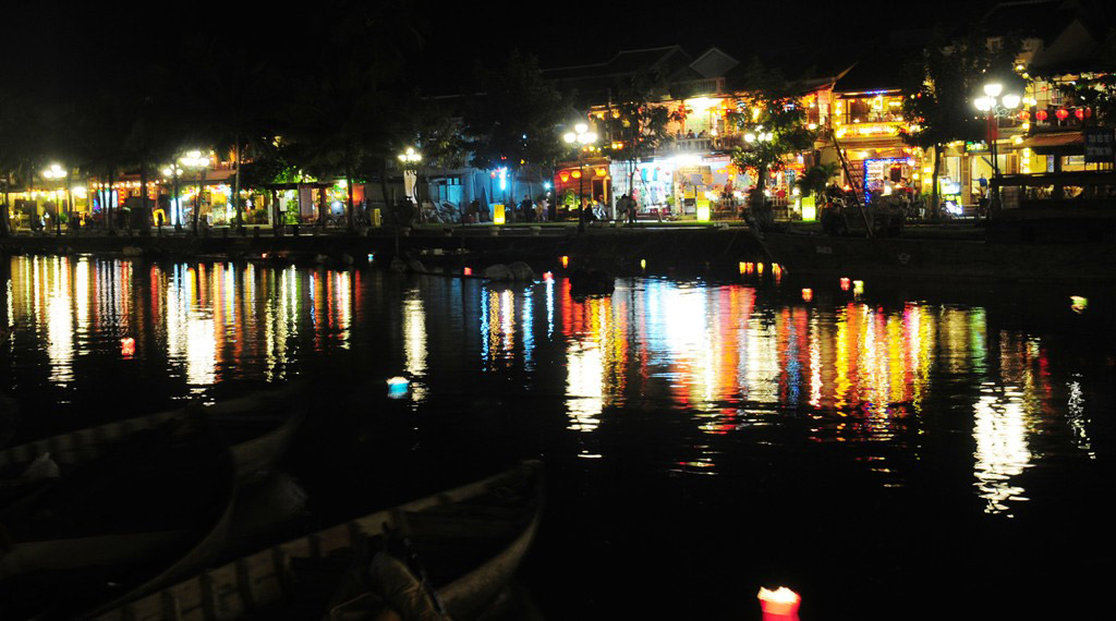 Picture 10 of Hoi An ancient town lights up waiting for the new year