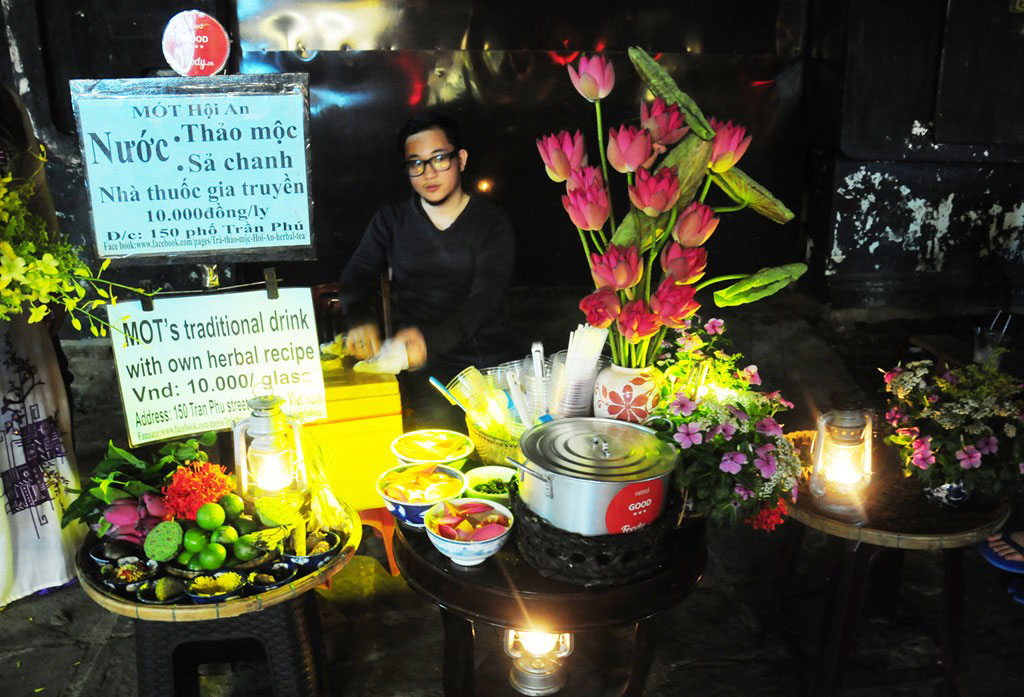 Picture 11 of Hoi An ancient town lights up waiting for the new year