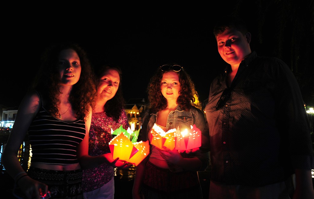 Picture 8 of Hoi An ancient town lights up waiting for the new year