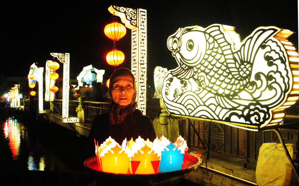 Picture 9 of Hoi An ancient town lights up waiting for the new year