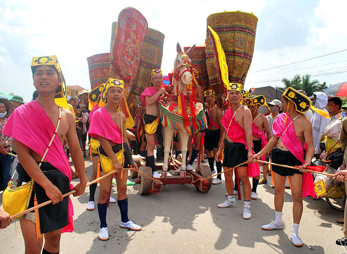 Picture 1 of Hoi Giong is located at Phu Dong Temple and Soc Temple