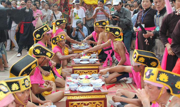 Picture 10 of Hoi Giong is located at Phu Dong Temple and Soc Temple