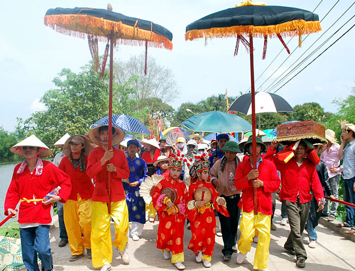 Picture 2 of Hoi Giong is located at Phu Dong Temple and Soc Temple