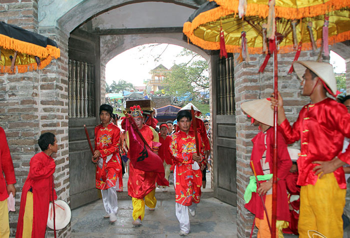 Picture 4 of Hoi Giong is located at Phu Dong Temple and Soc Temple