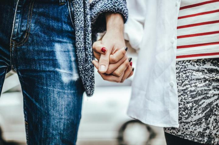 Picture 3 of Holding hands with your lover, your partner is an effective way to relieve physical pain