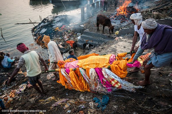 Picture 6 of Holy land on the Ganges River and cremation origin in India