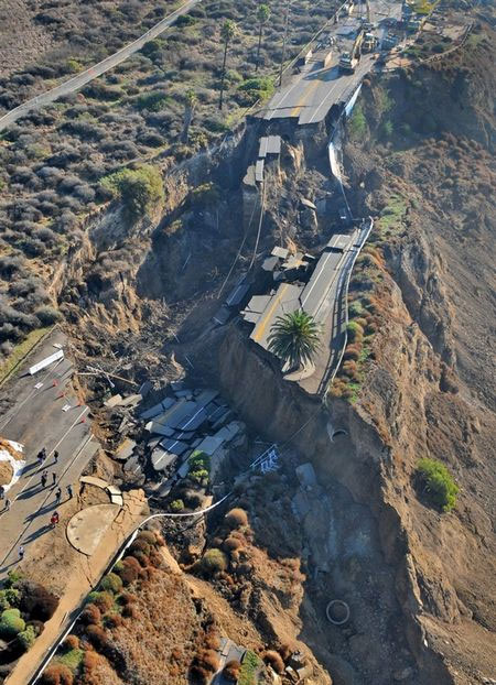 Picture 2 of Horror scene of the road drifting into the sea after the landslide