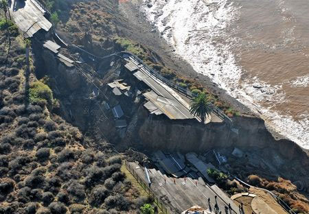 Picture 3 of Horror scene of the road drifting into the sea after the landslide