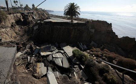 Picture 4 of Horror scene of the road drifting into the sea after the landslide