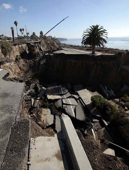 Picture 5 of Horror scene of the road drifting into the sea after the landslide