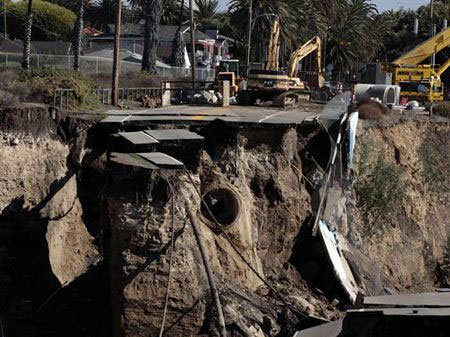 Picture 6 of Horror scene of the road drifting into the sea after the landslide