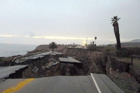 Picture 7 of Horror scene of the road drifting into the sea after the landslide