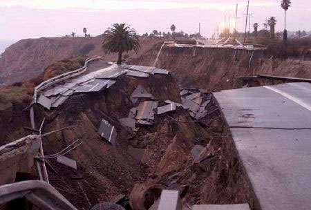 Picture 8 of Horror scene of the road drifting into the sea after the landslide