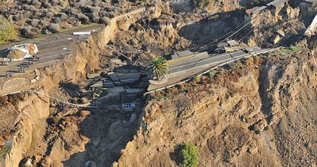 Picture 9 of Horror scene of the road drifting into the sea after the landslide