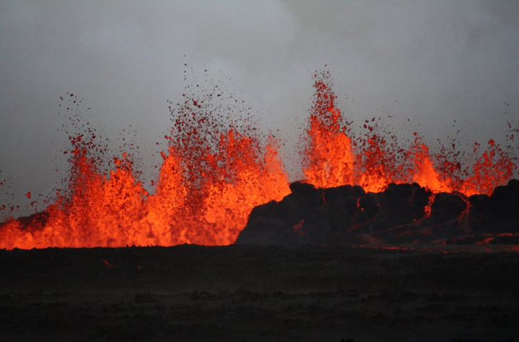 Picture 1 of Hot lava rivers like the Sun flow from Canada to Russia