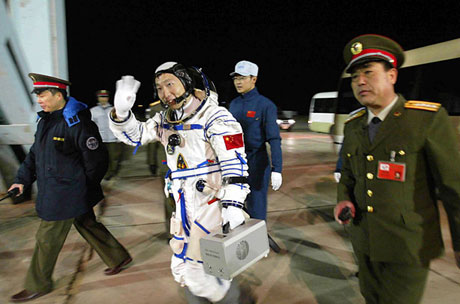Picture 5 of Hot race to the Moon