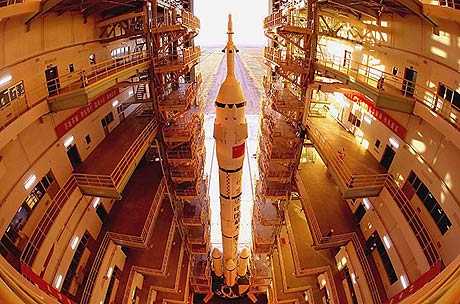 Picture 6 of Hot race to the Moon