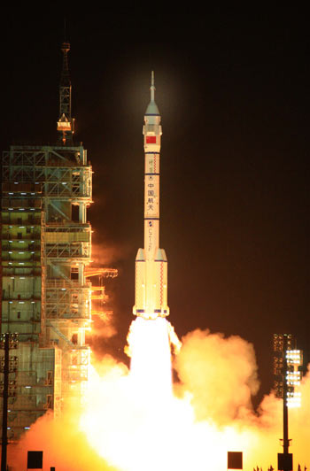 Picture 7 of Hot race to the Moon