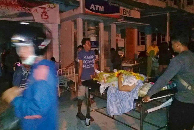 Picture 10 of HOT!  The 2-meter tsunami hit Indonesia city after the earthquake
