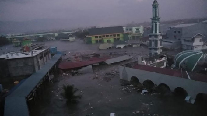 Picture 12 of HOT!  The 2-meter tsunami hit Indonesia city after the earthquake