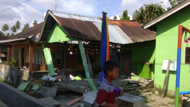 Picture 3 of HOT!  The 2-meter tsunami hit Indonesia city after the earthquake