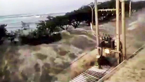 Picture 4 of HOT!  The 2-meter tsunami hit Indonesia city after the earthquake