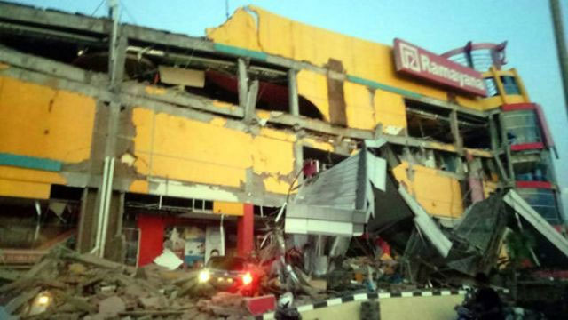 Picture 6 of HOT!  The 2-meter tsunami hit Indonesia city after the earthquake